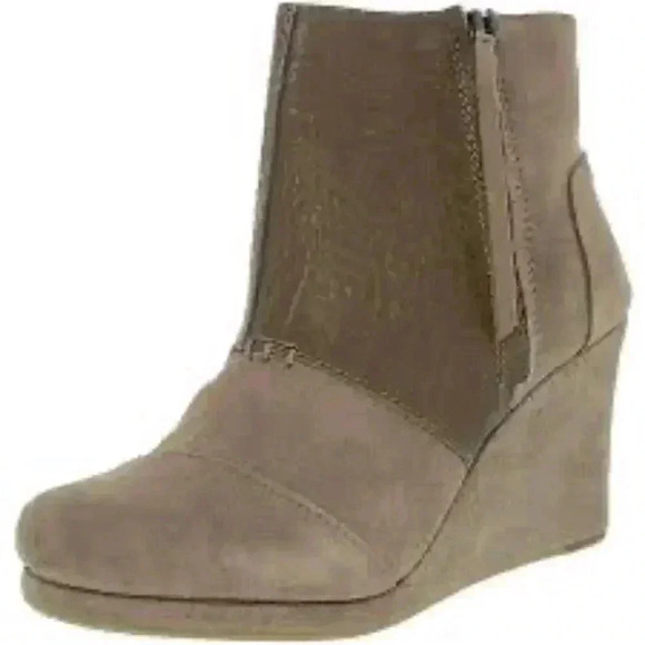 Tan crocodile patterned Toms suede boots - Picture 1 of 12